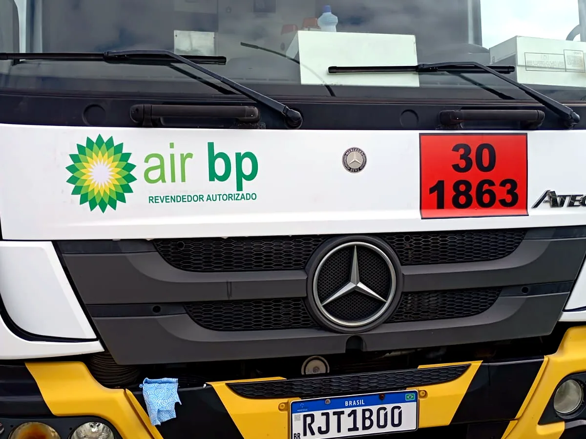 Caminhão Air BP adesivado