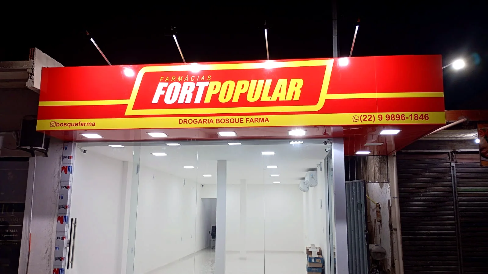 Fachada iluminada da Farmácia FortPopular produzida pela TOP Comunicação Visual