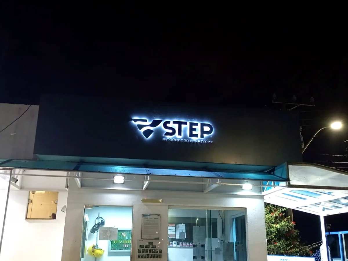 Fachada STEP iluminada