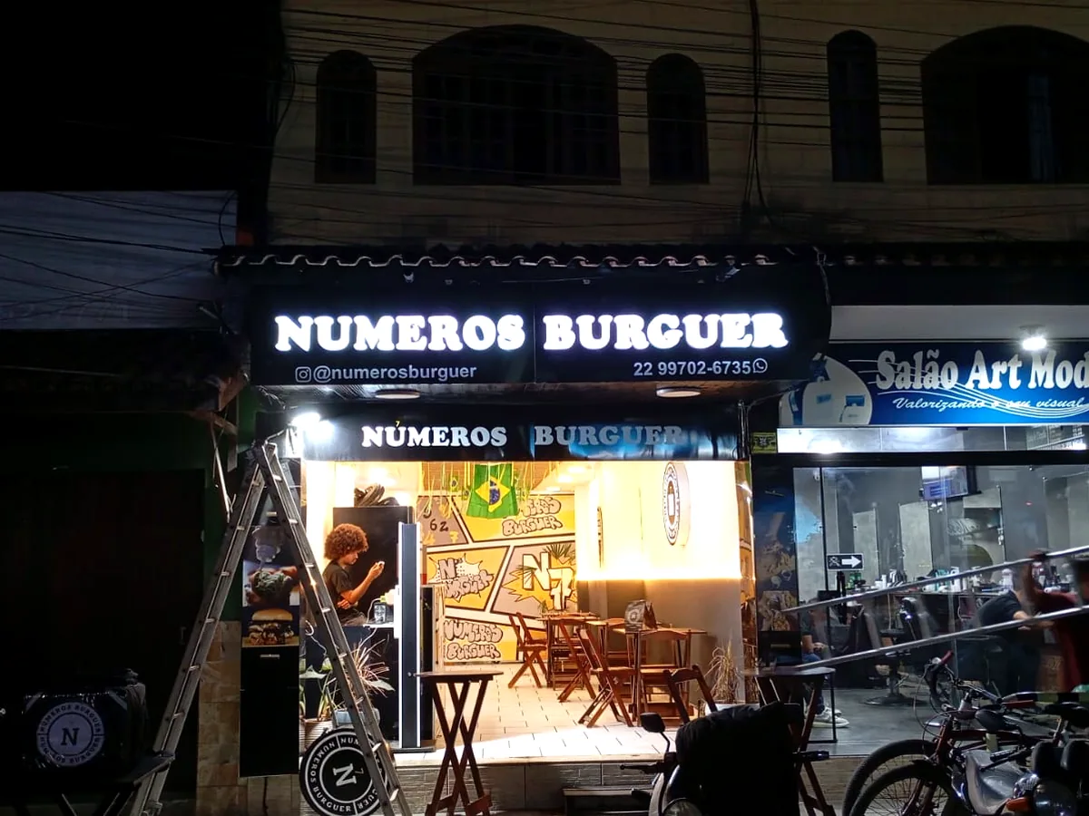 Fachada iluminada Números Burguer